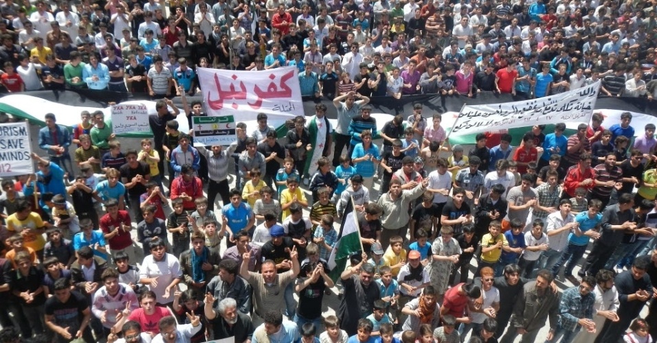 27.abr.2012 -Milhares de manifestantes protestam contra o regime de Bashar al-Assad