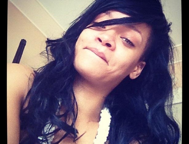 A cantora Rihanna publica foto sem maquiagem em sua página pessoal no Twitter (26/4/12)