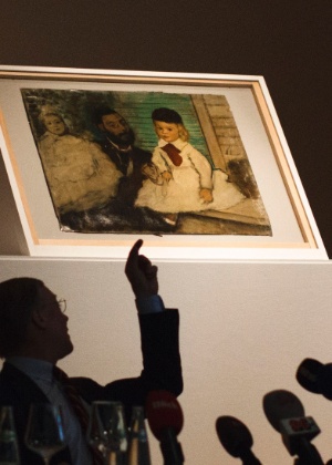 Diretor da coleção Buehrle, Lukas Gloor, aponta para obra recuperada de Edgar Degas, "Conde Lepic e suas Filhas" (27/4/12) - Reuters