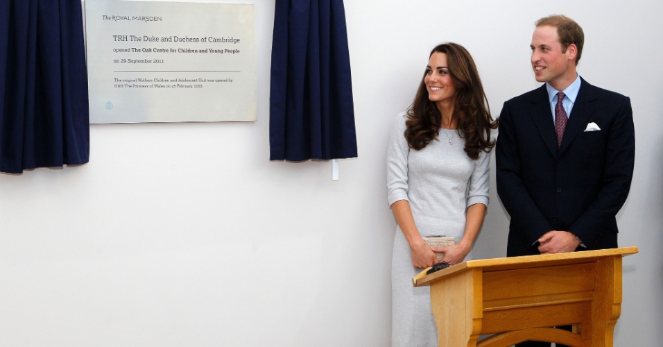 Duquesa Catherine e o príncipe William inauguram ala para crianças e jovens no hospital Royal Marsden, em Londres (29/9/11)