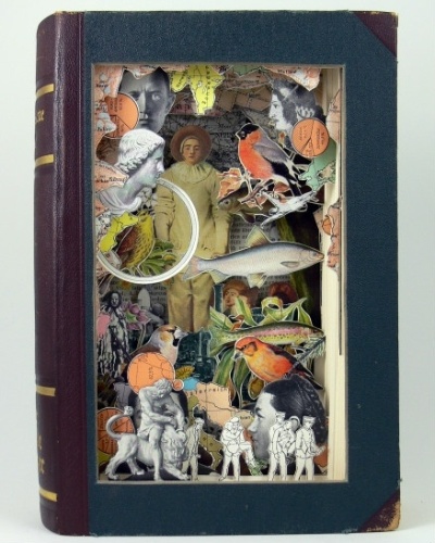 "Eu passo muito tempo em sebos e antiquários procurando livros que me inspirem. Sempre que viajo, tento descobrir onde ficam as lojas de livros usados", disse Korzer-Robinson à BBC Brasil - Alexander Korzer-Robinson / Barcroft 