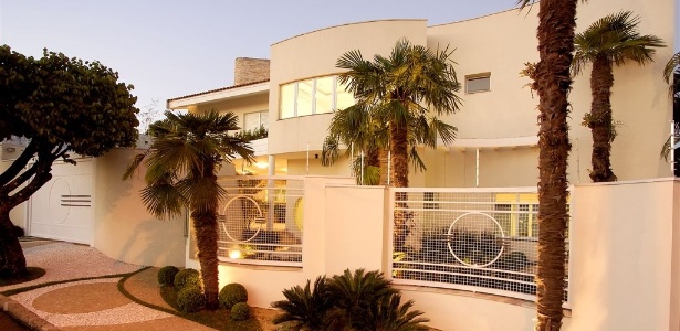Nesse projeto residencial, o arquiteto Aquiles Kílaris utilizou palmeiras, difíceis de serem escaladas - Divulgação