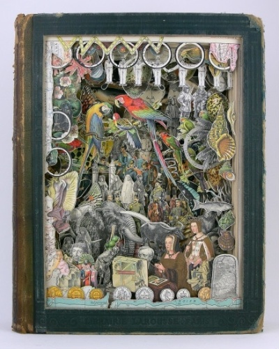 O artista alemão Alexander Korzer-Robinson transforma livros antigos em obras de arte em 3D. Aqui, um volume da enciclopédia francesa Nova Larousse transformada em escultura - Alexander Korzer-Robinson / Barcroft 