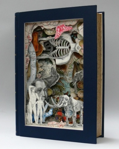 O artista recorta o contorno de algumas ilustrações e remove outras, formando sua composição usando apenas imagens contidas no volume em que está trabalhando - Alexander Korzer-Robinson / Barcroft 