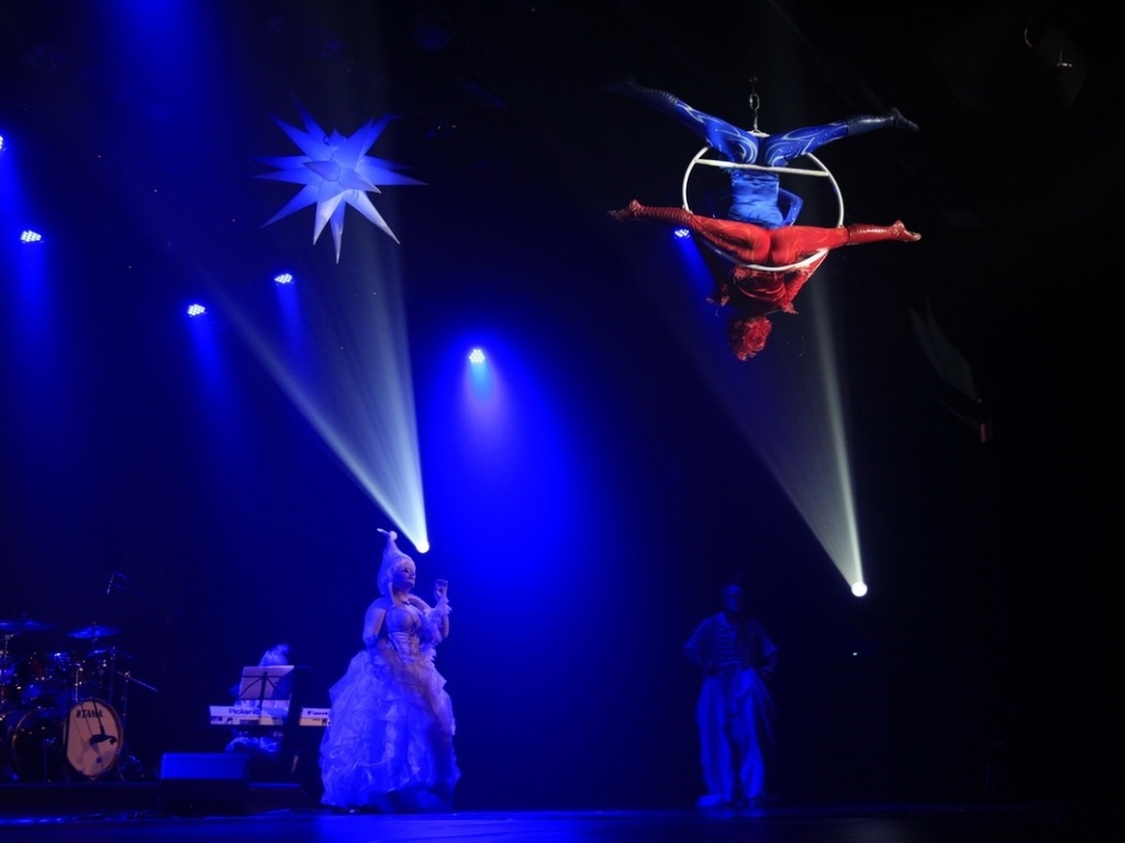 O espetáculo "Universo Casuo" tem em seu elenco equilibristas, malabaristas e músicos, além de performance aéreas e a poesia de seu personagem, o clown - Divulgação