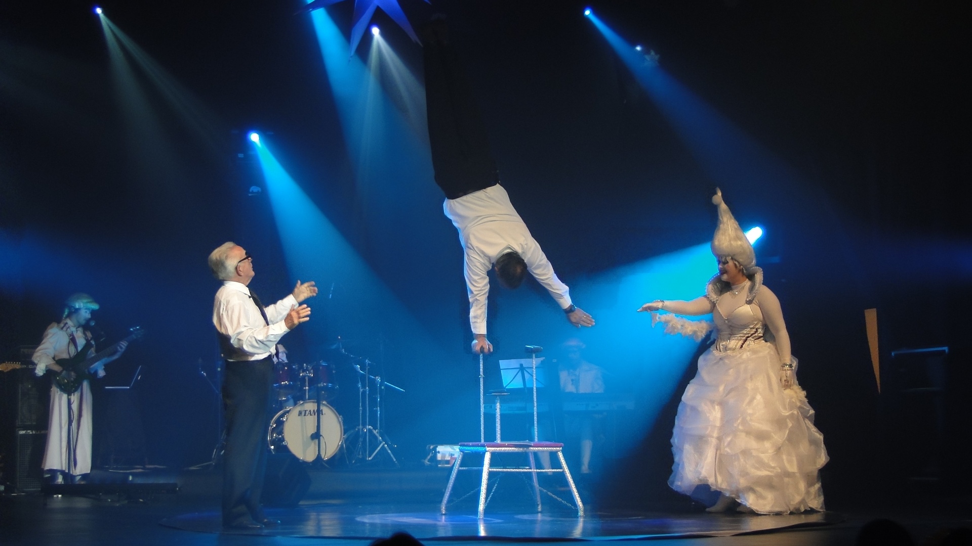 O espetáculo "Universo Casuo" tem em seu elenco equilibristas, malabaristas e músicos, além de performance aéreas e a poesia de seu personagem, o clown  - Divulgação