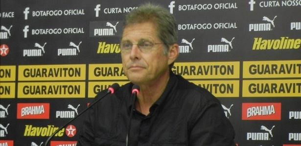 Oswaldo de Oliveira pediu reforços à diretoria do Botafogo para a disputa do Brasileirão - Bernardo Gentile/UOL Esporte