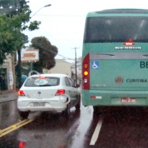 Para ultrapassar ônibus que ocupa quase duas faixas, carro precisa invadir pista contrária - Rafael Martins/UOL