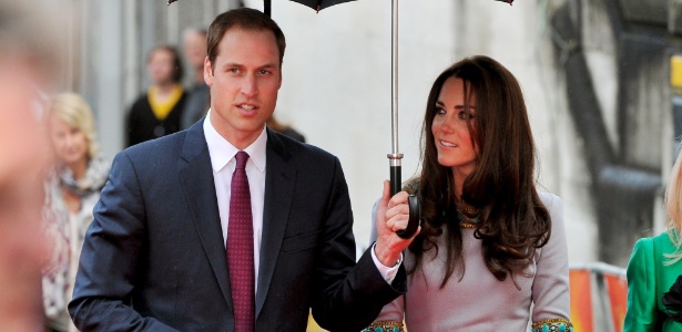 Príncipe William segura o guarda-chuva para a duquesa Catherine na première de "African Cats" em Londres (25/4/12)