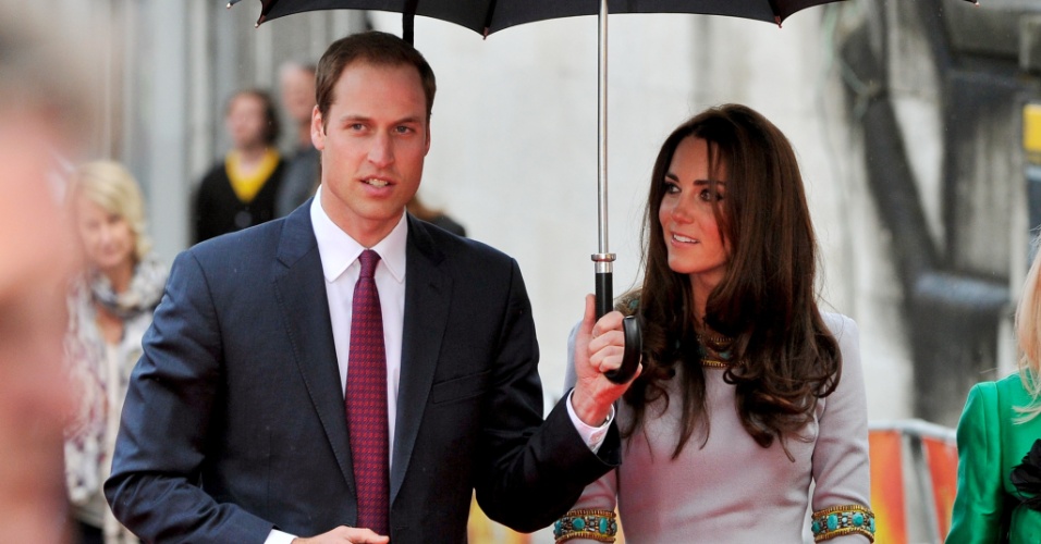 Príncipe William segura o guarda-chuva para a duquesa Catherine na première de "African Cats" em Londres (25/4/12)