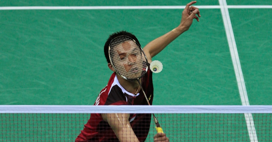 Taufik Hidayat da Indonésia devolve a peteca contra Lee Chong Wei, da Malásia durante o Open Super Series, em Nova Déli