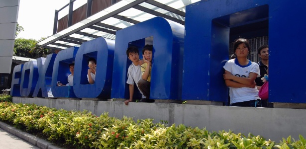 Trabalhadores em frente à entrada da fábrica da Foxconn, em Longhua na província de Shenzhen, China - 26.abr.2010 - Reuters