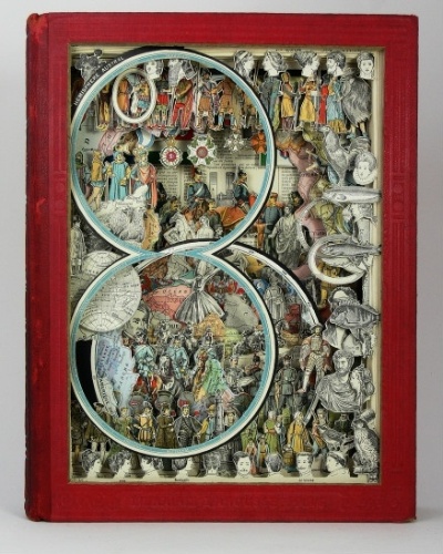 Um volume da enciclopédia francesa Nova Larousse Ilustrada, após ser trabalhada pelo artista, que é baseado em Bristol, na Grã-Bretanha - Alexander Korzer-Robinson / Barcroft 