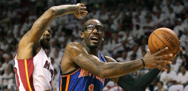 Amare Stoudemire encara a marcação no jogo entre Miami Heat e New York Knicks - AFP