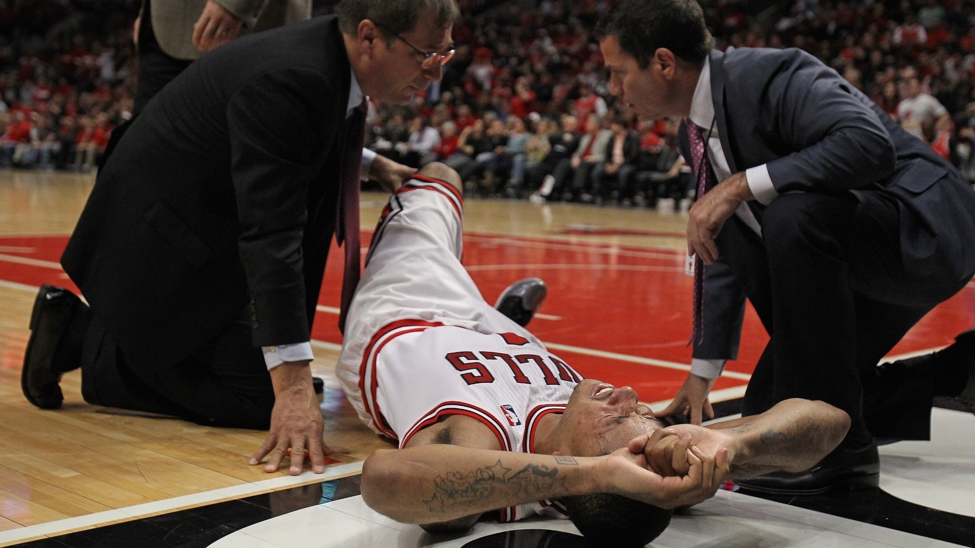 28.abr.2012 - Derrick Rose sofre lesão no joelho durante o jogo entre Chicago Bulls e Philadelphia 76ers