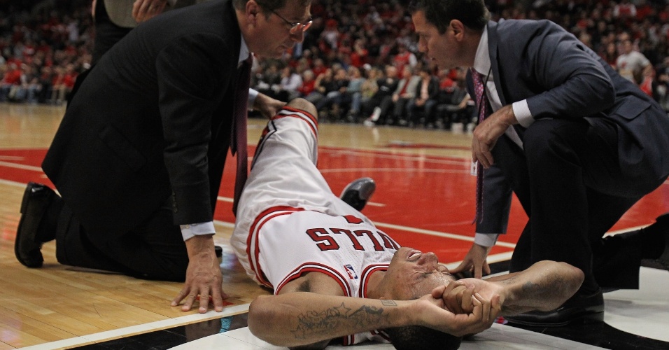 28.abr.2012 - Derrick Rose sofre lesão no joelho durante o jogo entre Chicago Bulls e Philadelphia 76ers