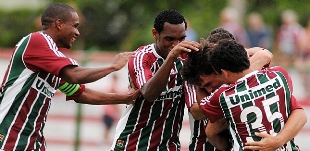 Fabio Braga comemora seu primeiro gol, como profissional, com os companheiros  - Dhavid Normando/Photocamera