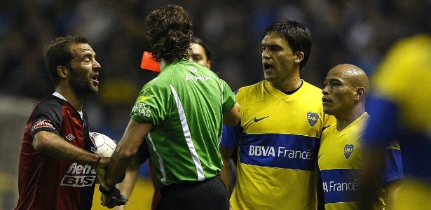 Jogadores discutem com juiz, após expulsões na vitória do Boca Juniors sobre o Colon - AFP PHOTO / Alejandro PAGNI