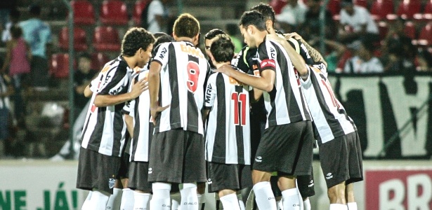 Jogadores do Atlético se reuniram antes da partida com Tupi para fazer uma corrente - Bruno Cantin/site oficial do Atlético-MG