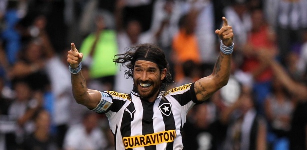 Loco Abreu marcou dois gols na final da Taça Rio contra o Vasco, no Engenhão - Júlio César Guimarães/UOL