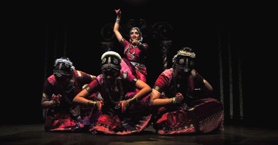 Dançarinas indianas fazem apresentação no Dia Internacional da Dança da Unesco, em Bangalore (Índia)