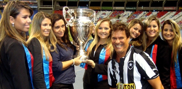 Dirigente do Botafogo e mulheres da organização da festa do título posam com troféu - Pedro Ivo Almeida/ UOL