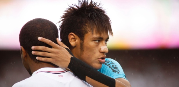 Neymar e Lucas se cumprimentam antes do início do clássico entre São Paulo e Santos