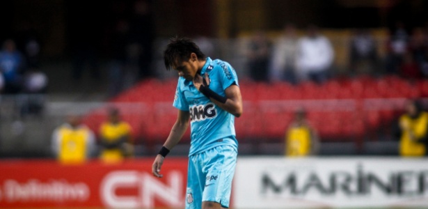 Neymar reclama de pancada no pescoço durante jogo contra o São Paulo no Morumbi - Leandro Moraes/UOL