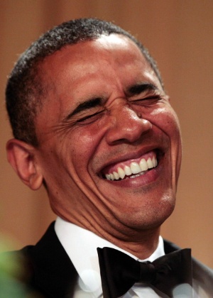 Obama, ri durante apresentação do comediante Jimmy Kimmel no jantar anual da White House Correspondents' Association, em Washington