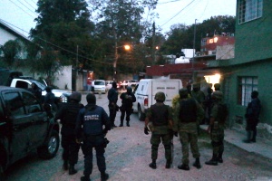 Policiais cercam a residência onde a jornalista mexicana Regina Martínez foi encontrada morta<br>na noite deste sábado (28), em Xalapa, no México