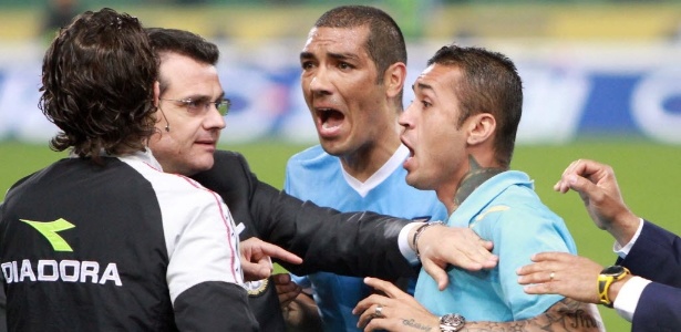 André Dias reclama com árbitro após derrota da Lazio para a Udinese - Diego Petrussi/AFP