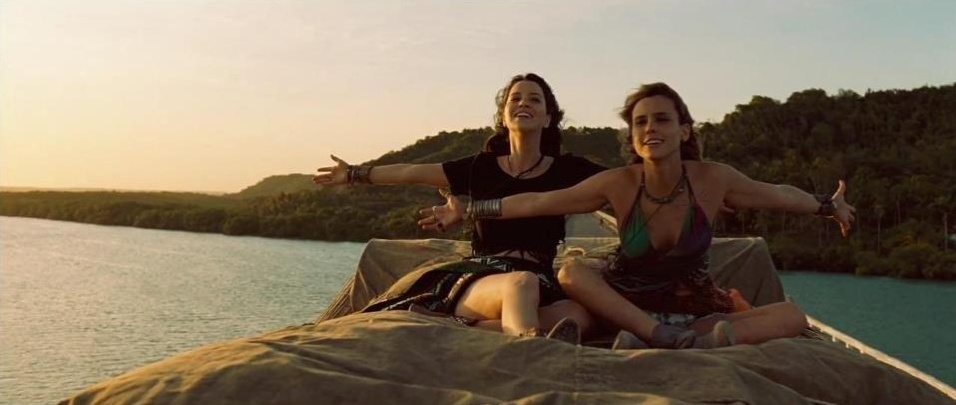 Érika viaja (em todos os sentidos) com a amiga (e aparentemente namorada) Lara, interpretada por Lívia de Bueno - Divulgação