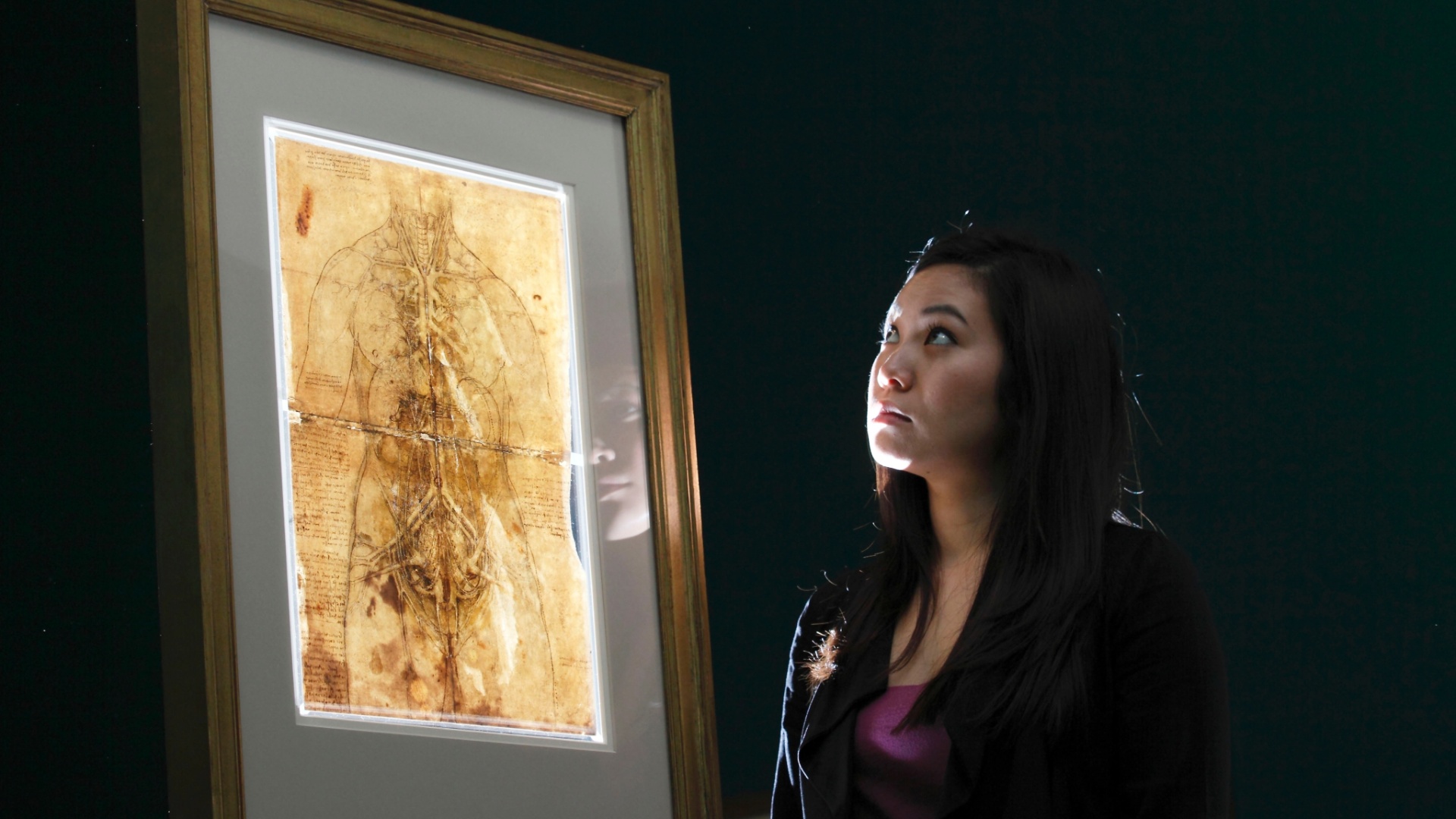 Funcionária da Queen's Gallery de Londres posa ao lado de desenho feito por Leonardo Da Vinci (30/4/12) - AFP PHOTO / JUSTIN TALLIS
