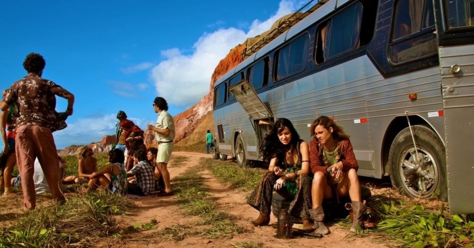 Lara (à direita) acompanha a personagem de Nathalia Dill na primeira grande rave em que ela irá tocar - Divulgação