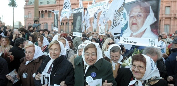 Mães da Praça de Maio lutam pelos direitos humanos na Argentina; país vizinho ao Brasil é um dos que tem IDH para mulheres igual ou superior ao dos homens - Ricardo Núñez/EFE