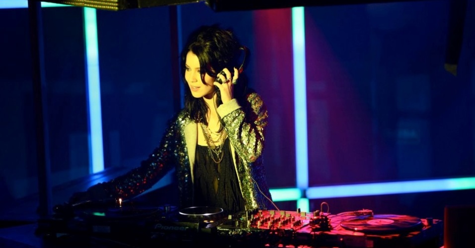 No longa, Érika (Nathalia Dill) é uma jovem DJ em ascensão - Divulgação