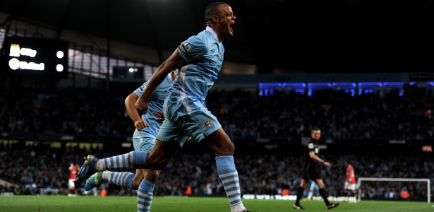 Kompany, do Manchester City, celebra após marcar seu gol no clássico com o United - Michael Regan/Getty Images