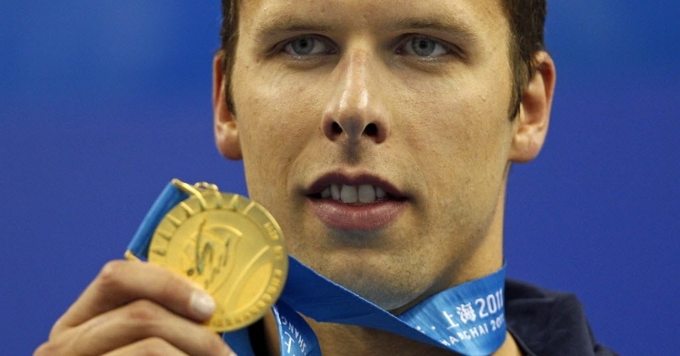 Alexander Dale Oen exibe a medalha de ouro dos 100 m peito no Mundial de Xangai em 2011; o nadador norueguês morreu em 1º/05/2012 vítima de problemas cardíacos