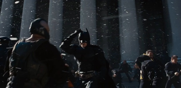 Cena em que Bane (Tom Hardy) e Batman (Christian Bale) se enfrentam no filme "O Cavaleiro das Trevas Ressurge" - Divulgação