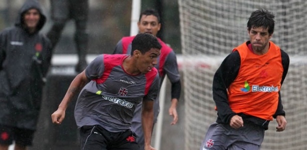 Juninho Pernambucano e Allan disputam uma jogada durante treino do Vasco sob chuva - Marcelo Sadio/ Site oficial do Vasco