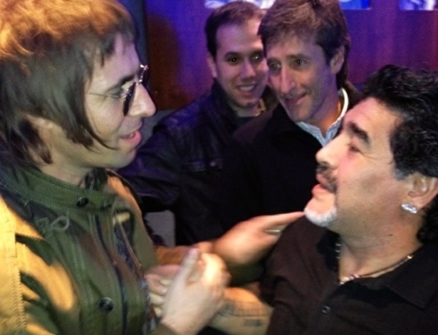 "Maradona dá um aperto de mão em Deus", brinca Liam Gallagher ao publicar uma foto sua com o jogador argentino (30/4/12)