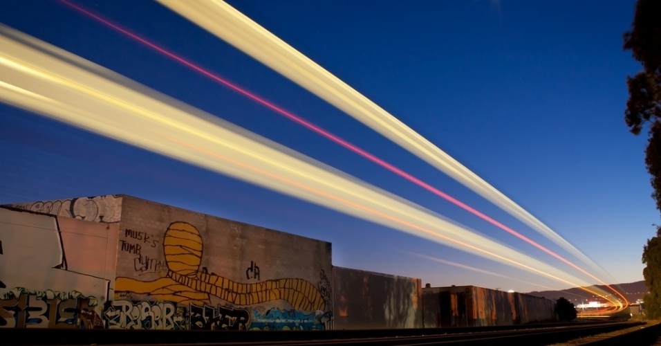 O fotógrafo americano Aaron Durand transforma trens em movimento em "feixes de luz" em suas imagens - Aaron Durand 