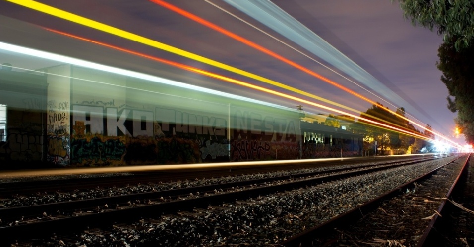 O fotógrafo de arte urbana Aaron Durand começou a fotografar trens porque muitos trilhos ficam perto de paredes cheias de grafite - Aaron Durand 