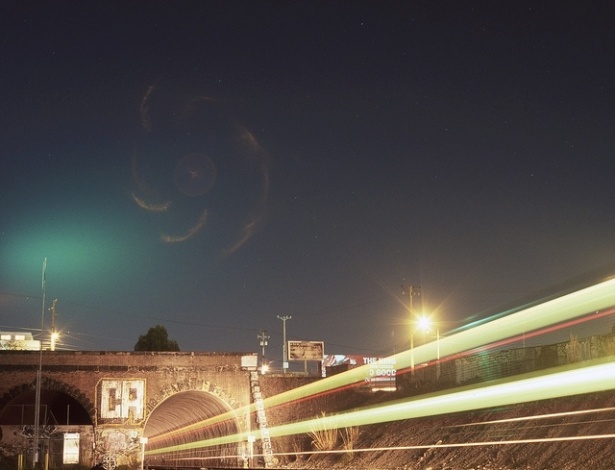 O fotógrafo americano Aaron Durand transforma trens em movimento em "feixes de luz" em suas imagens - Aaron Durand 