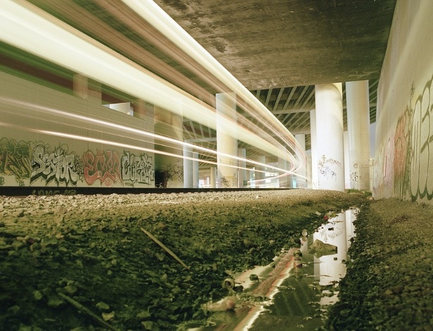 O fotógrafo de arte urbana Aaron Durand começou a fotografar trens porque muitos trilhos ficam perto de paredes cheias de grafite - Aaron Durand 