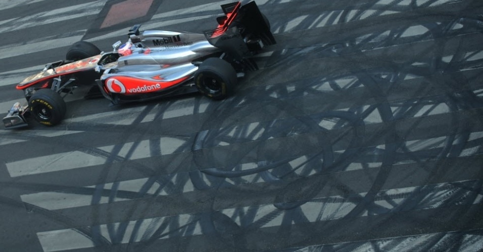 O piloto inglês Jenson Button faz manobra com sua McLaren durante apresentação em Budapeste, na Hungria