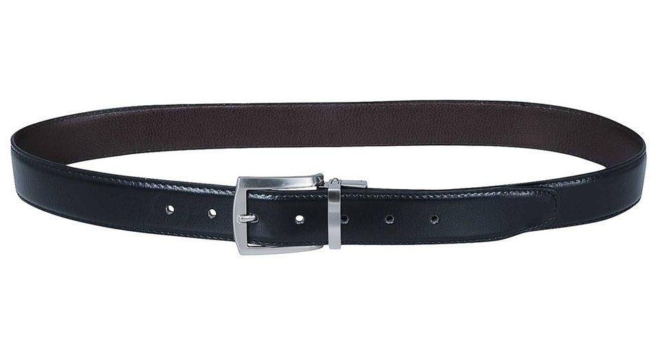 Os cintos dupla face nas cores preta e marrom são ótimos para quem tem que usar roupa social. Cinto masculino dupla face em material sintético com fivela quadrada; R$ 22,90, na Renner (Tel.: 11 2165-2800) Preço pesquisado em abril de 2012 e sujeito a alteração - Divulgação