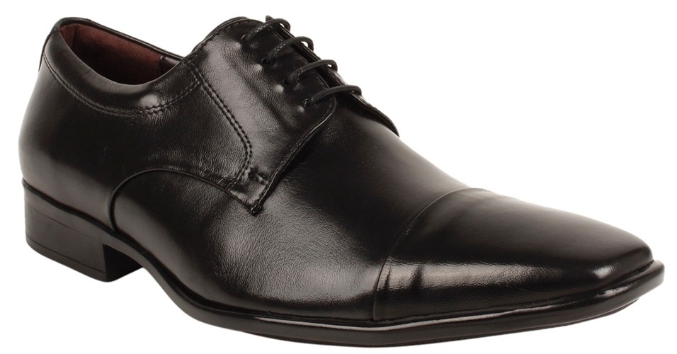 Sapato social masculino de pelica; a partir de R$ 149,90, na Shoestock (Tel.: 11 4706-1005) Preço pesquisado em abril de 2012 e sujeito a alteração - Divulgação