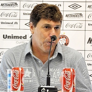 Técnico do Atlético-PR, Juan Carrasco, comemora semana sem jogos antes de pegar CRB - Divulgação/Atlético-PR