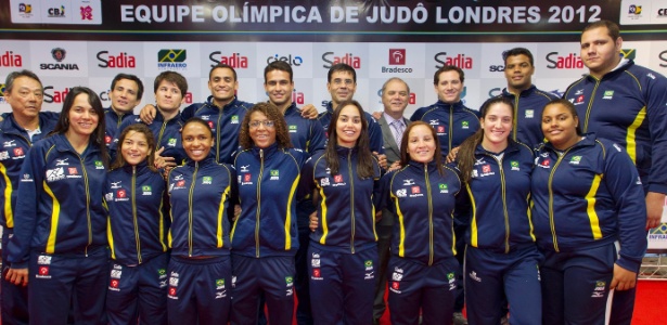 Time brasileiro que vai representar o judô nos Jogos Olímpicos posa para foto